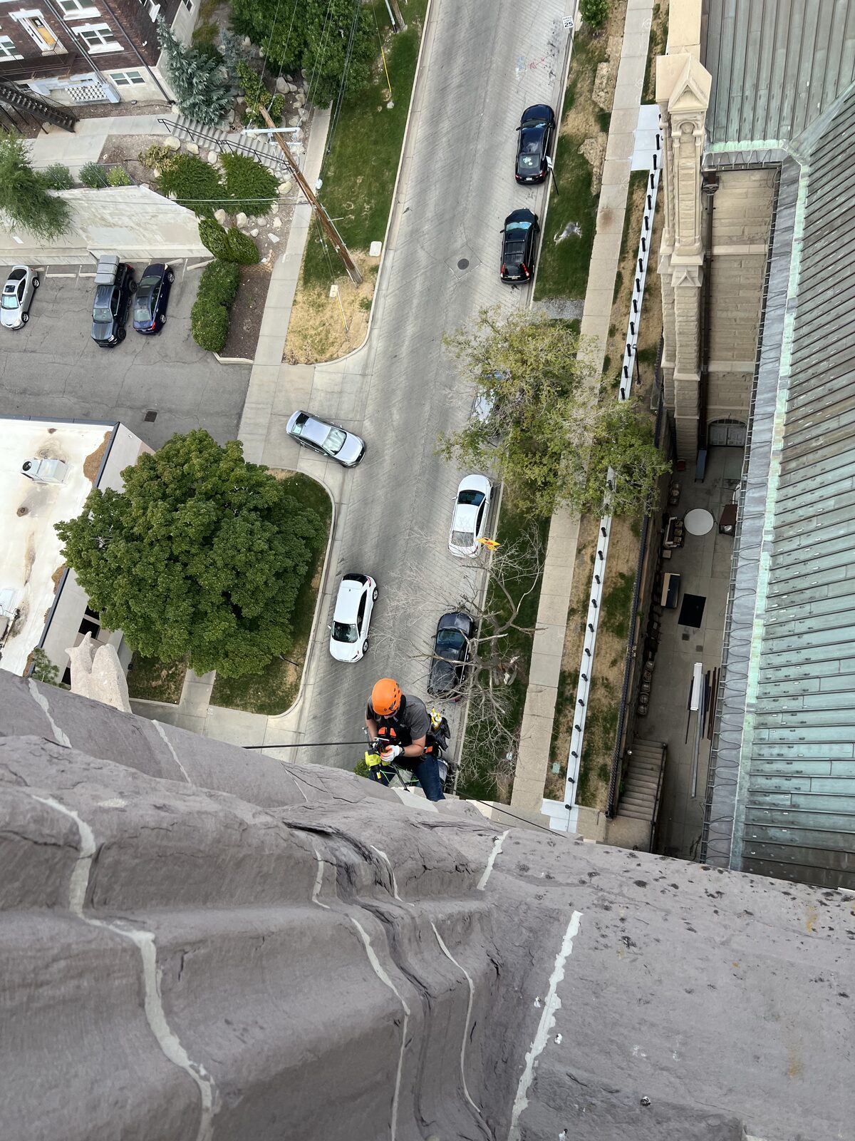 Close inspection of an upper-story wall from ropes